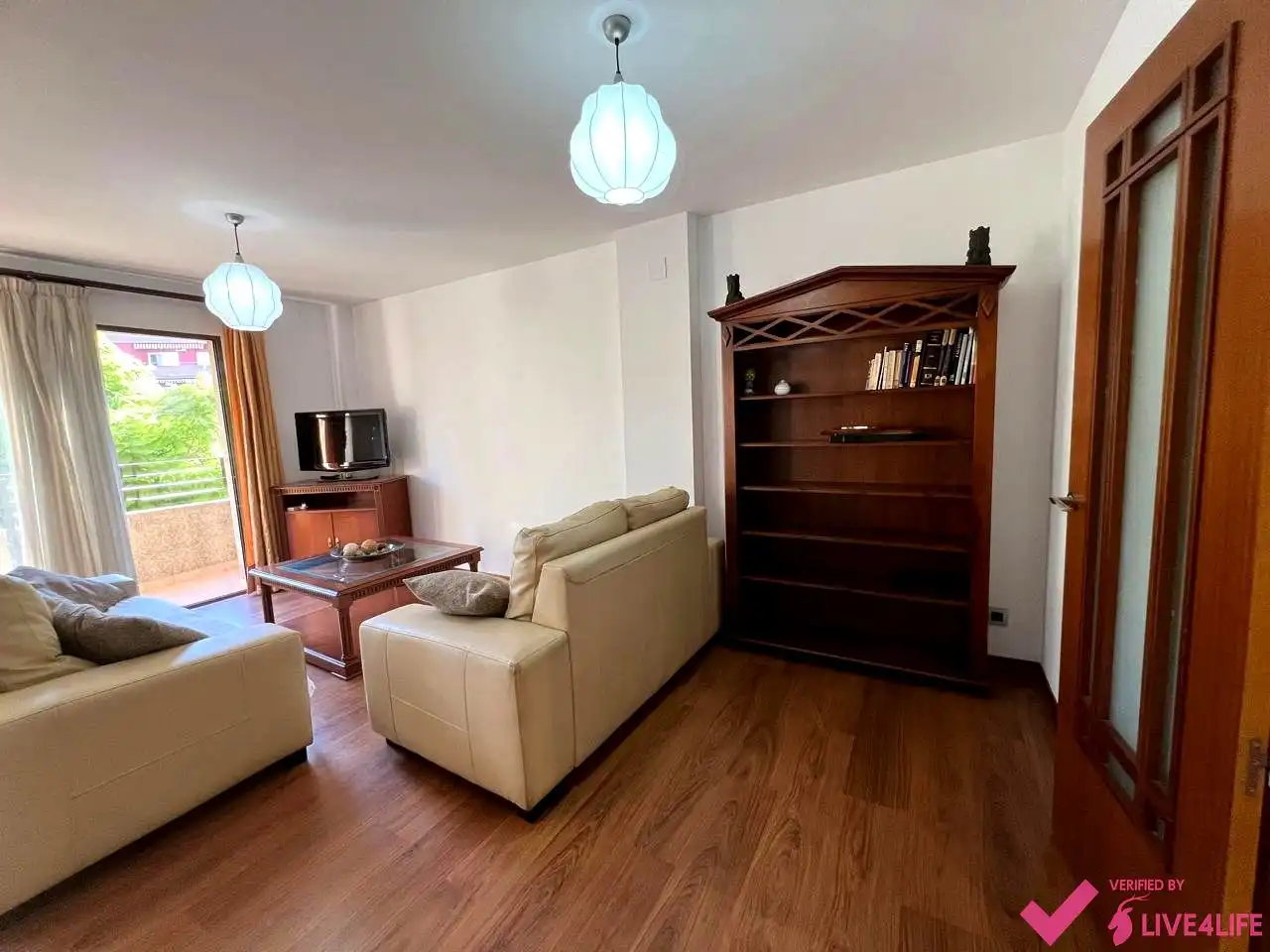 Living room of Flat for rent in Valencia  with Air Conditioner, Parquet flooring and Furnished