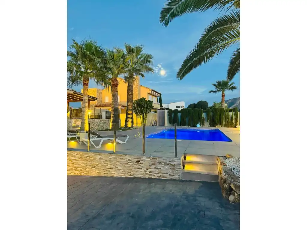 Vista exterior de Casa o xalet en venda en L'Alfàs del Pi amb Aire condicionat, Terrassa i Piscina