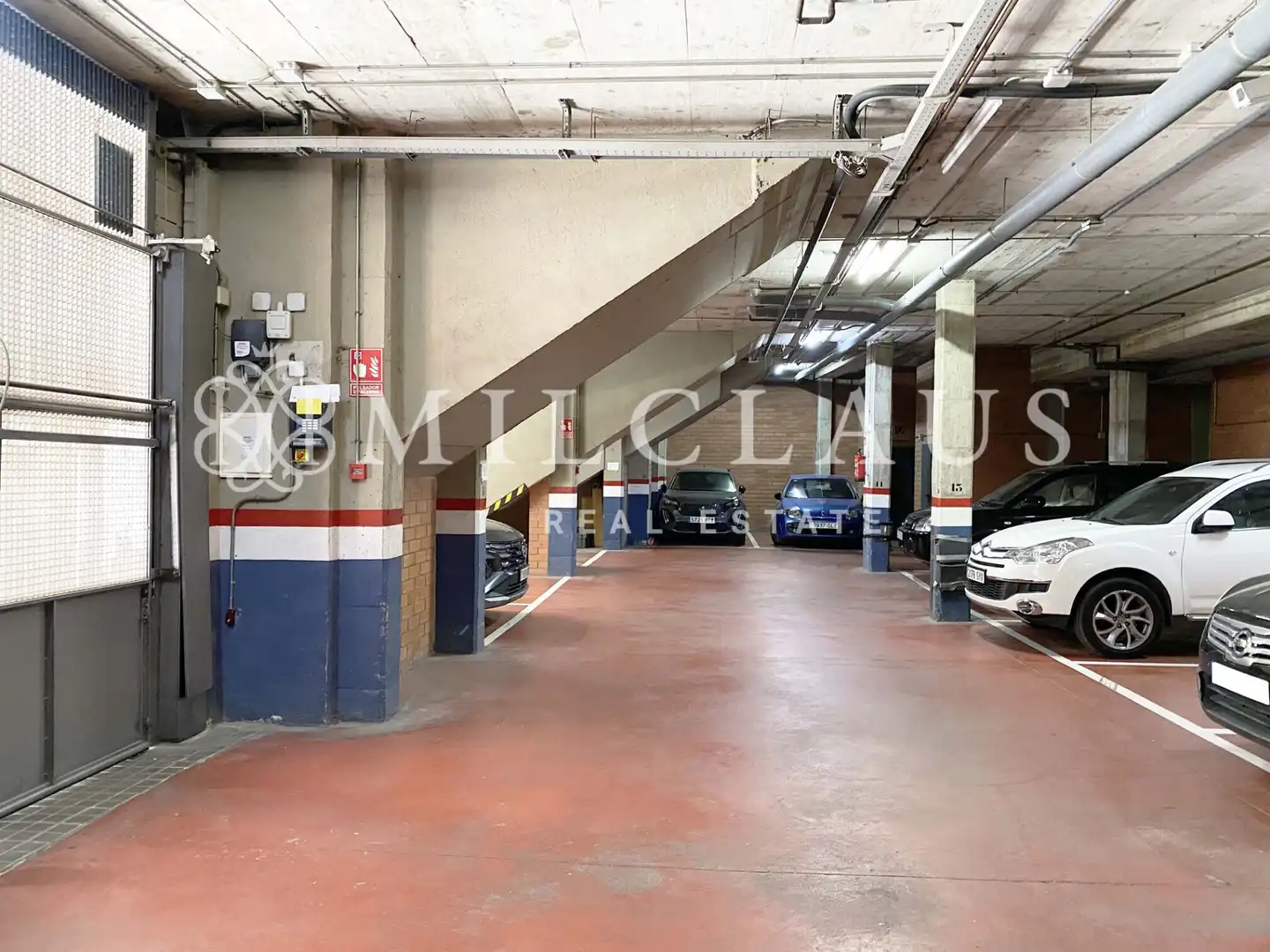 Parkplatz von Einfamilien-Reihenhaus zum Verkauf in L'Hospitalet de Llobregat mit Klimaanlage, Heizung und Parkett