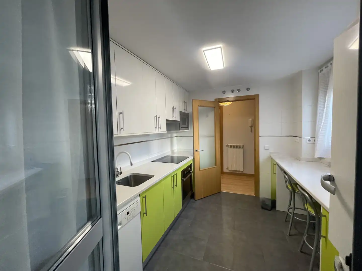 Küche von Wohnung zur Miete in San Sebastián de los Reyes mit Heizung, Abstellraum und Ofen