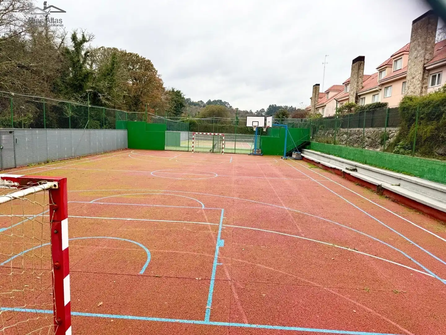 Parking de Casa o chalet en venta en Oleiros con Calefacción, Jardín privado y Trastero