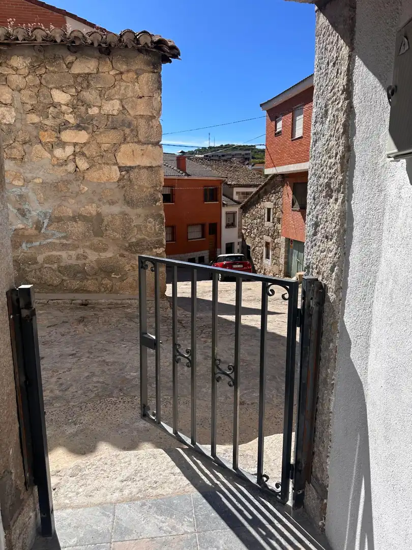 Vista exterior de Casa o xalet en venda en El Hoyo de Pinares , Ávila