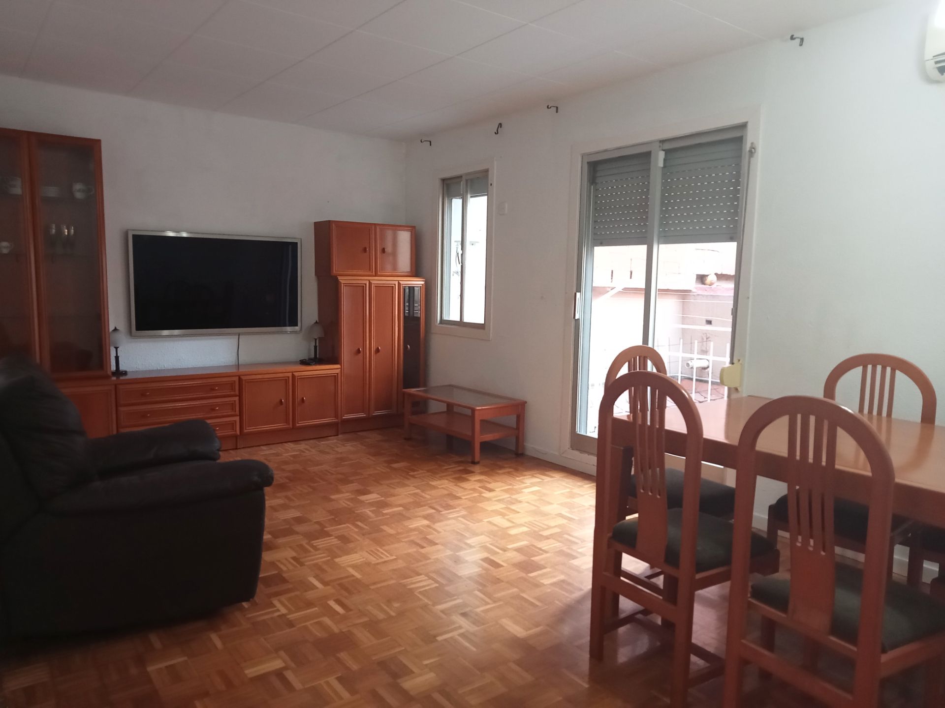 Living room of Flat for sale in Badalona  with Air Conditioner, Parquet flooring and Furnished