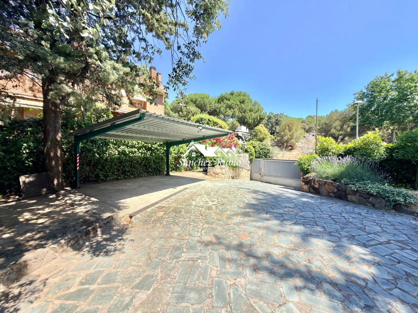 Vista exterior de Casa o xalet en venda en Torrelodones amb Calefacció, Jardí privat i Parquet