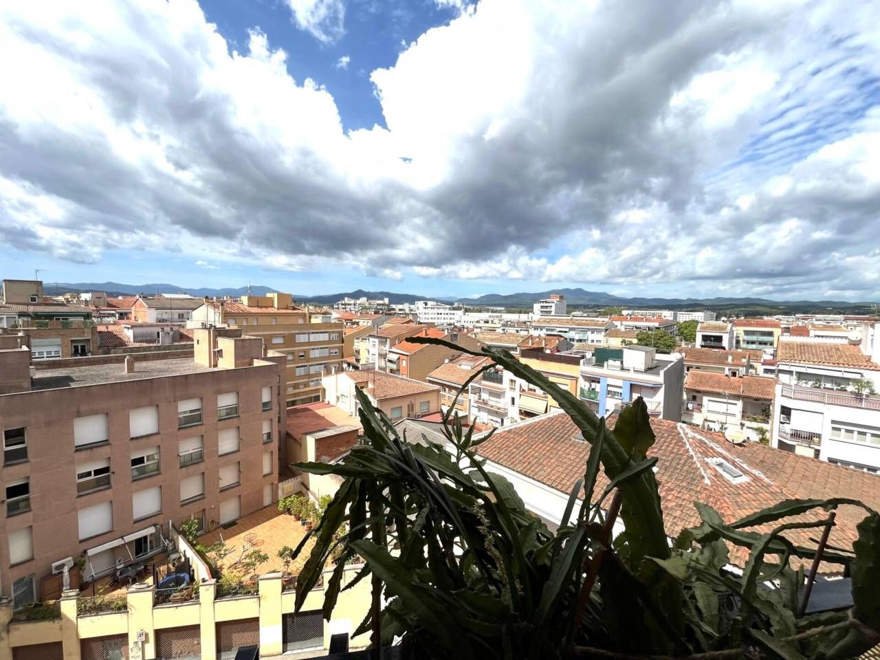 Vista exterior de Piso en venta en Girona Capital con Calefacción y Balcón
