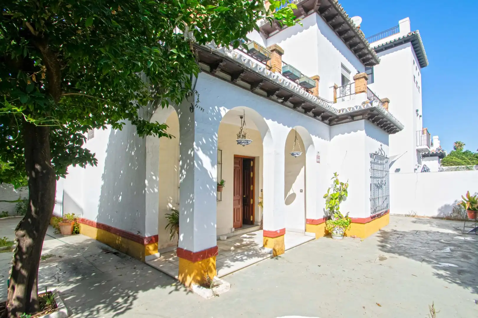 Vista exterior de Casa o xalet en venda en Sevilla amb Jardí privat i Terrassa
