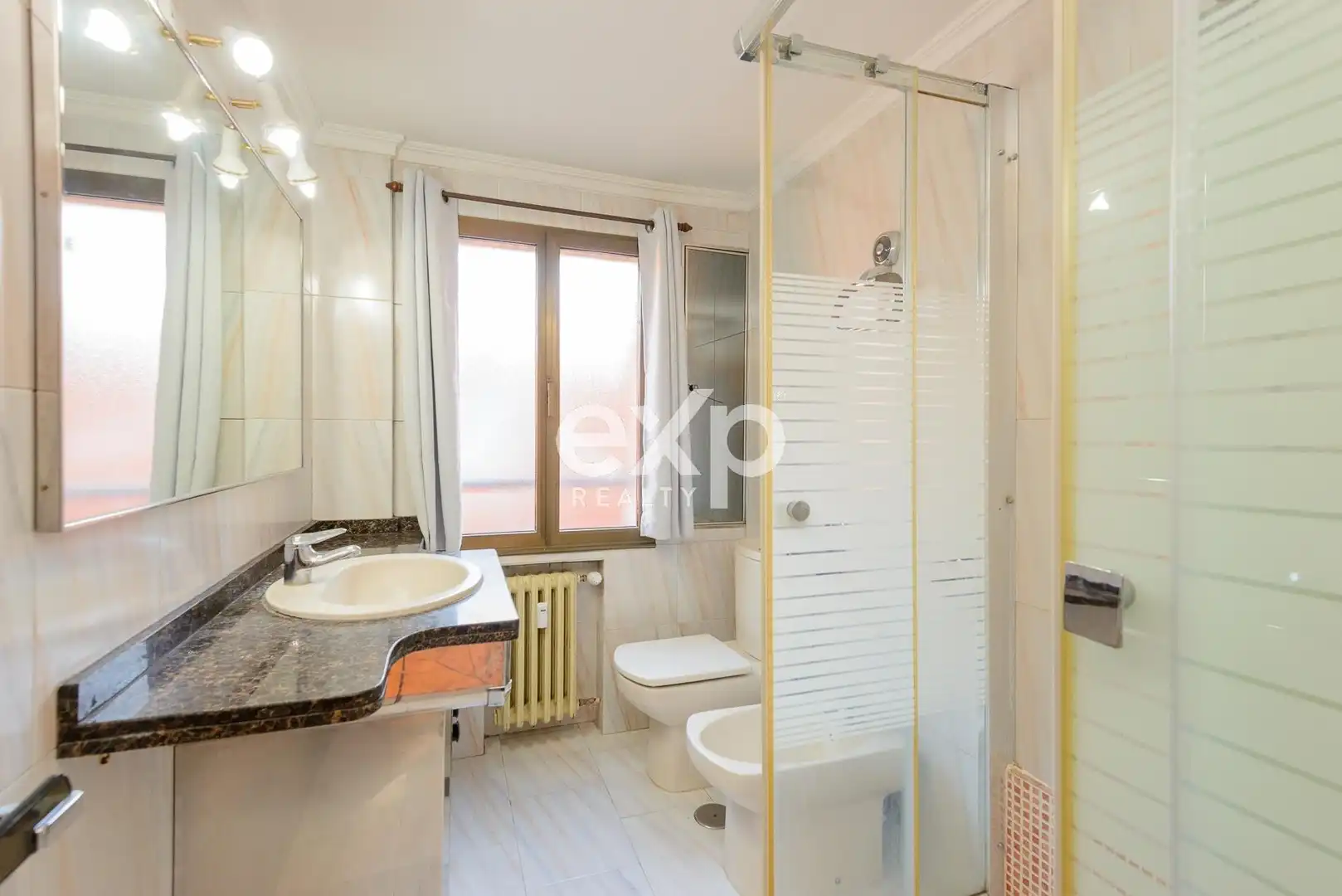 Baño de Piso en venta en Gijón  con Calefacción y Amueblado