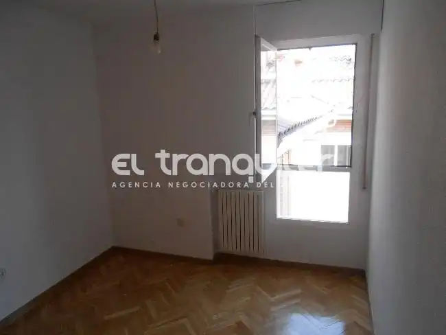 Maisonette zur Miete in Avenida Orense, Los Arroyos
