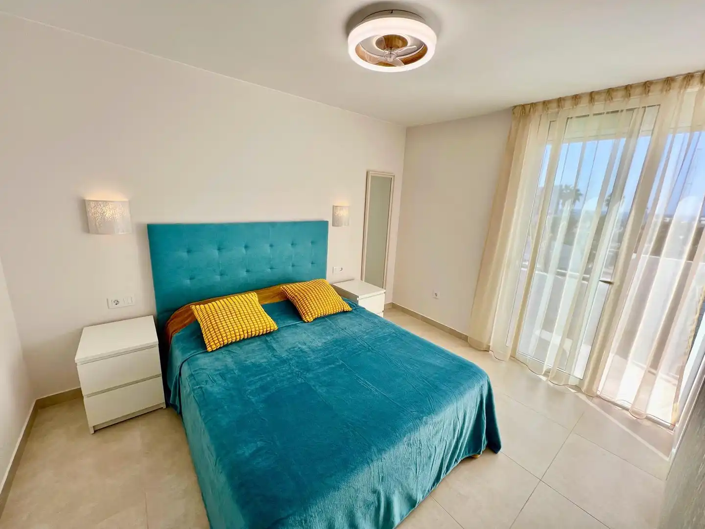 Schlafzimmer von Einfamilien-Reihenhaus zum Verkauf in Arona mit Klimaanlage, Privatgarten und Terrasse