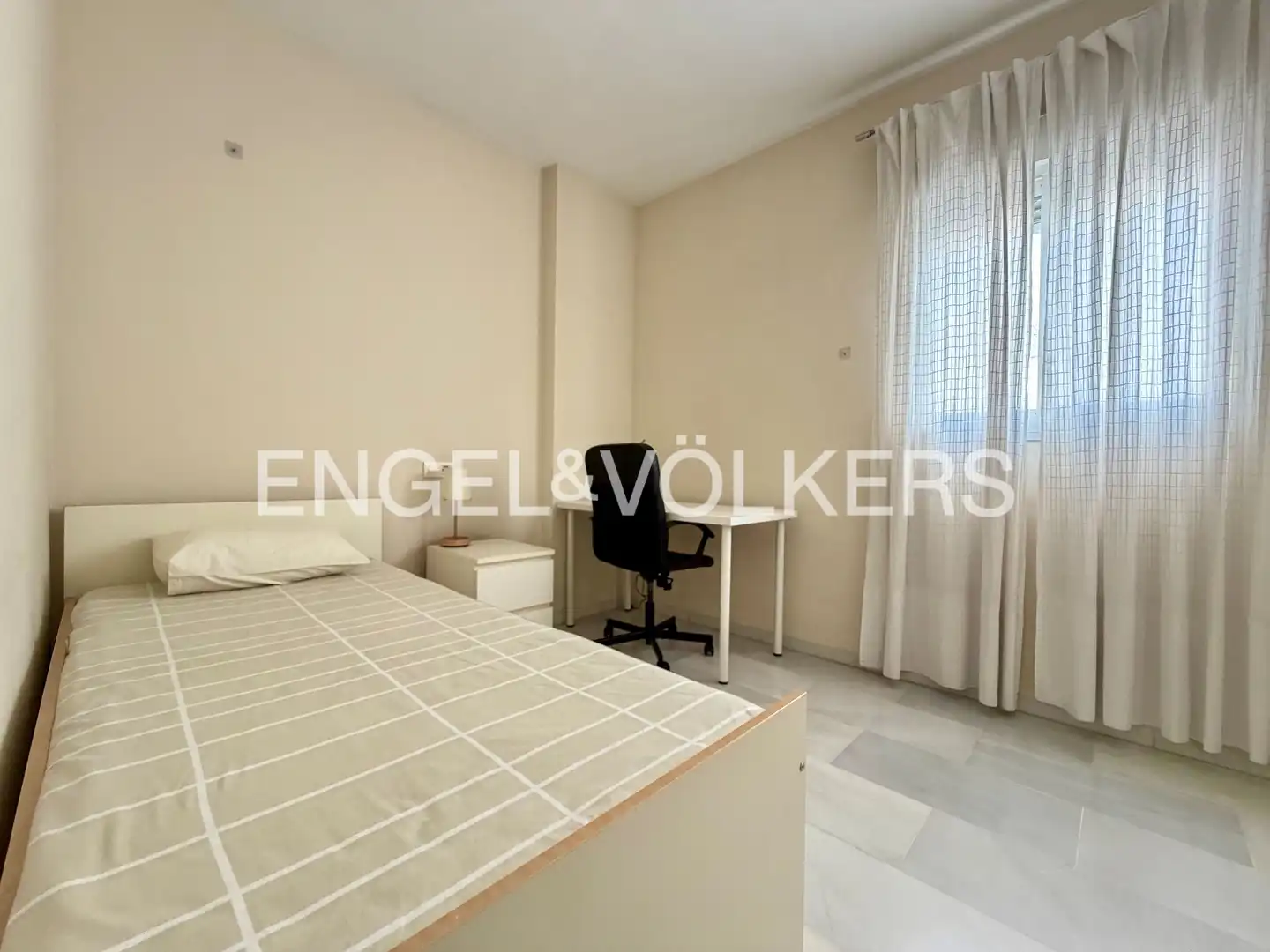 Bedroom of Flat for rent in Sevilla  with Air Conditioner, Heating and Storage room