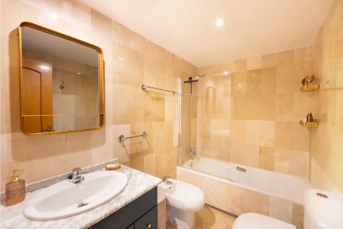Bathroom of Flat for sale in Marbella  with Air Conditioner, Heating and Terrace