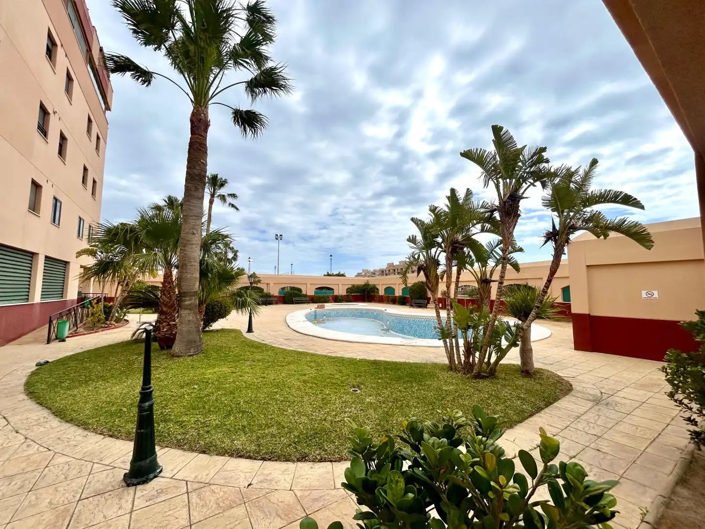 Vista exterior de Piso en venta en Roquetas de Mar con Aire acondicionado, Terraza y Amueblado