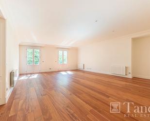 Living room of Flat to rent in  Madrid Capital  with Air Conditioner and Balcony