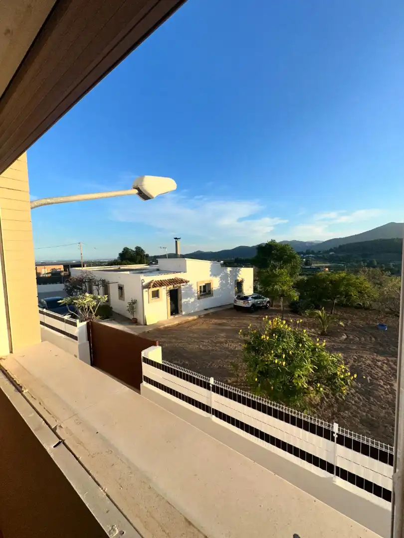 Außenansicht von Einfamilien-Reihenhaus zum Verkauf in Onda mit Terrasse, Abstellraum und Balkon