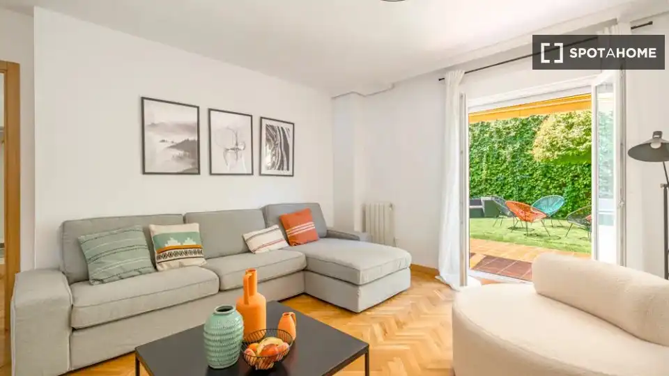Living room of Flat for rent in Madrid  with Air Conditioner, Heating and Furnished
