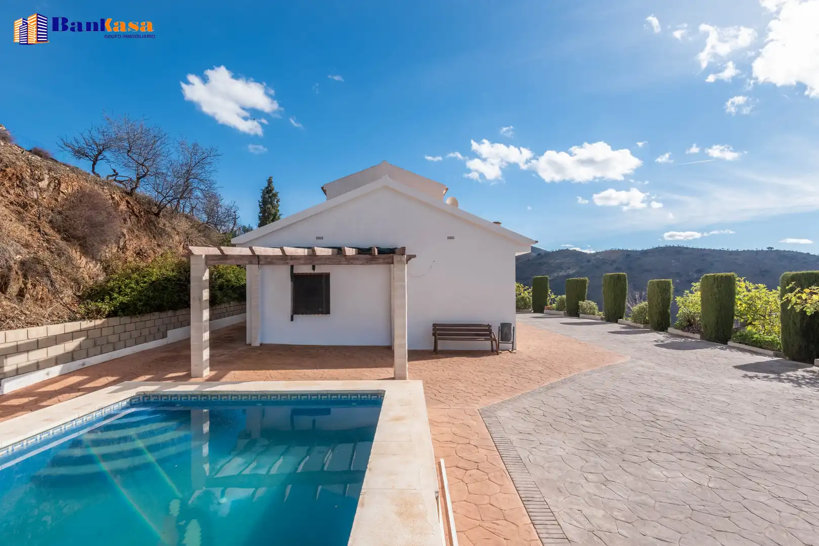 Vista exterior de Casa o chalet en venta en Casabermeja con Jardín privado, Piscina y Amueblado