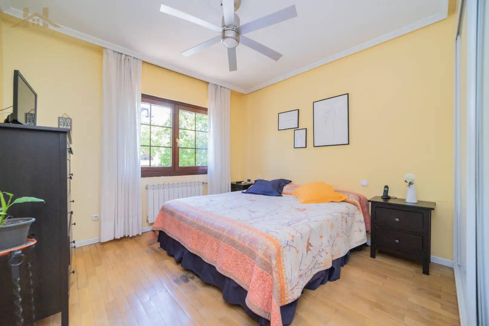 Schlafzimmer von Einfamilien-Reihenhaus zum Verkauf in Boadilla del Monte mit Heizung, Privatgarten und Abstellraum