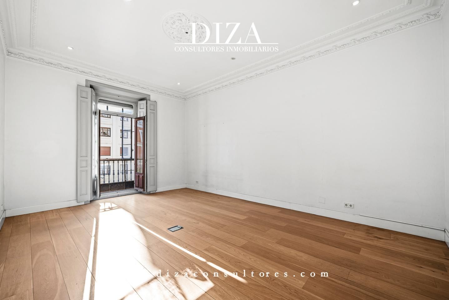 Flat for sale in De Montalbán, Jerónimos