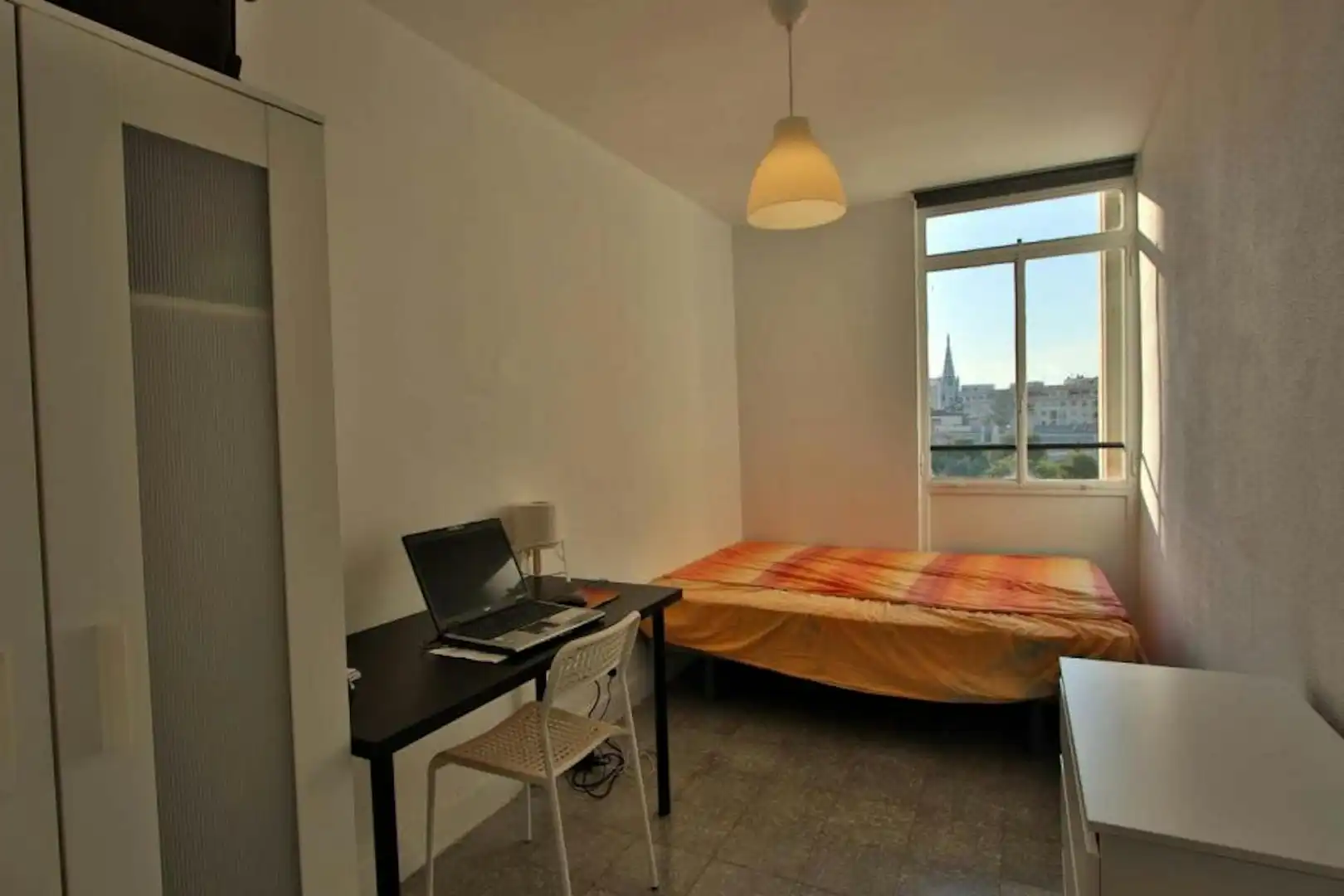 Schlafzimmer von Wohnung zur untervermieten in Valencia mit Heizung, Waschmaschine und Fernseher