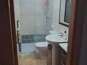 Baño de Casa adosada en venta en Modúbar de la Emparedada con Calefacción, Jardín privado y Trastero