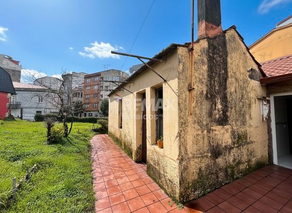 Vista exterior de Casa adosada en venda en Vigo  amb Jardí privat i Traster