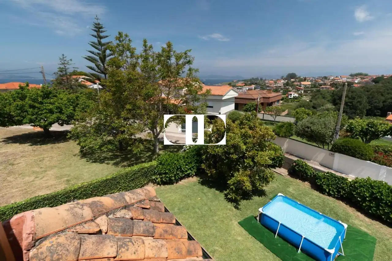 Vista exterior de Casa o xalet de lloguer en Vigo  amb Calefacció, Jardí privat i Moblat