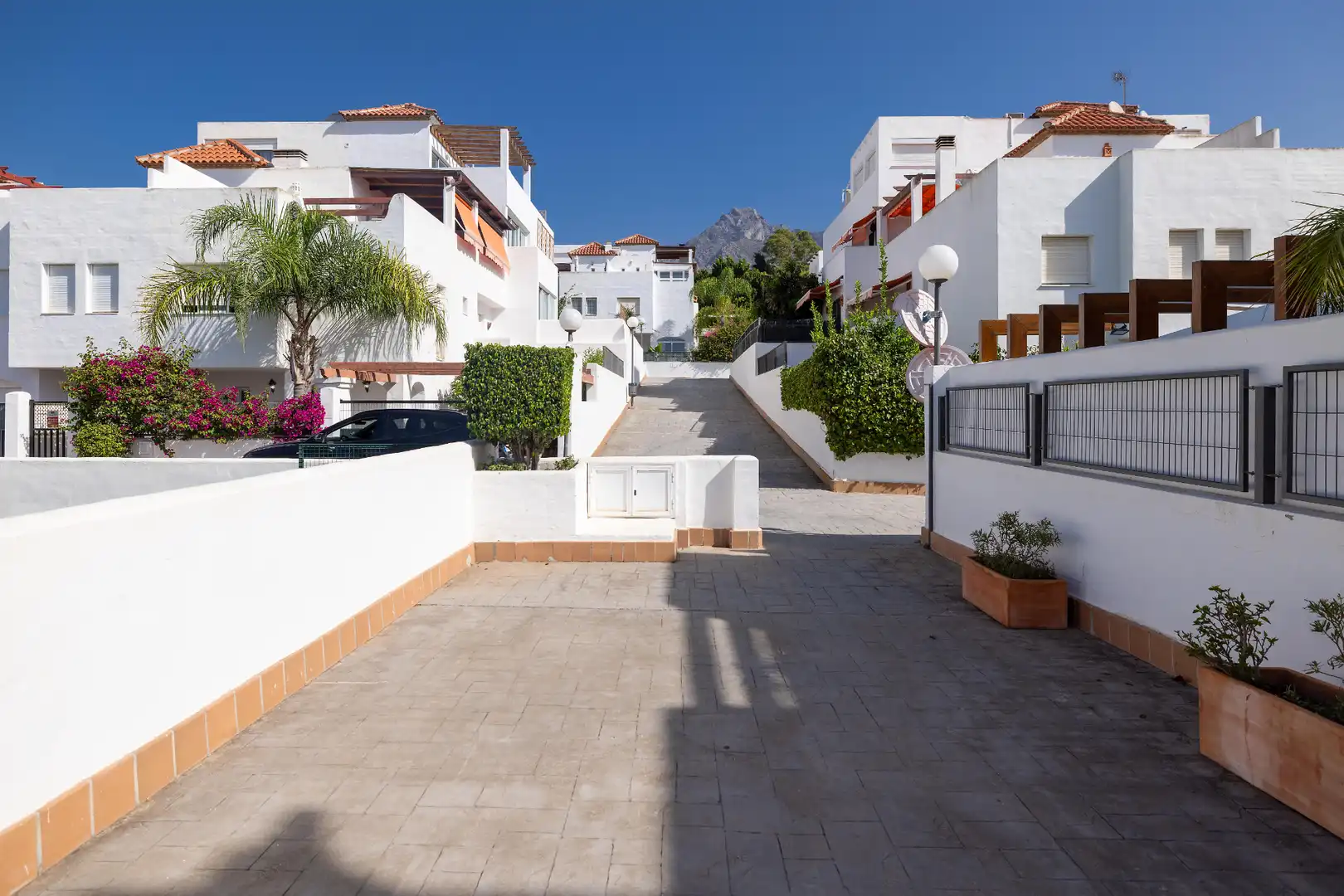 Vista exterior de Casa adosada en venda en Marbella amb Aire condicionat, Calefacció i Terrassa