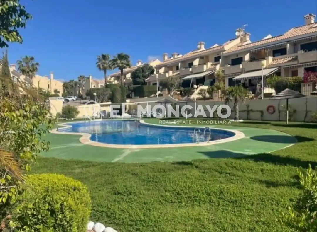 Vista exterior de Casa adosada en venda en Orihuela amb Aire condicionat, Calefacció i Jardí privat