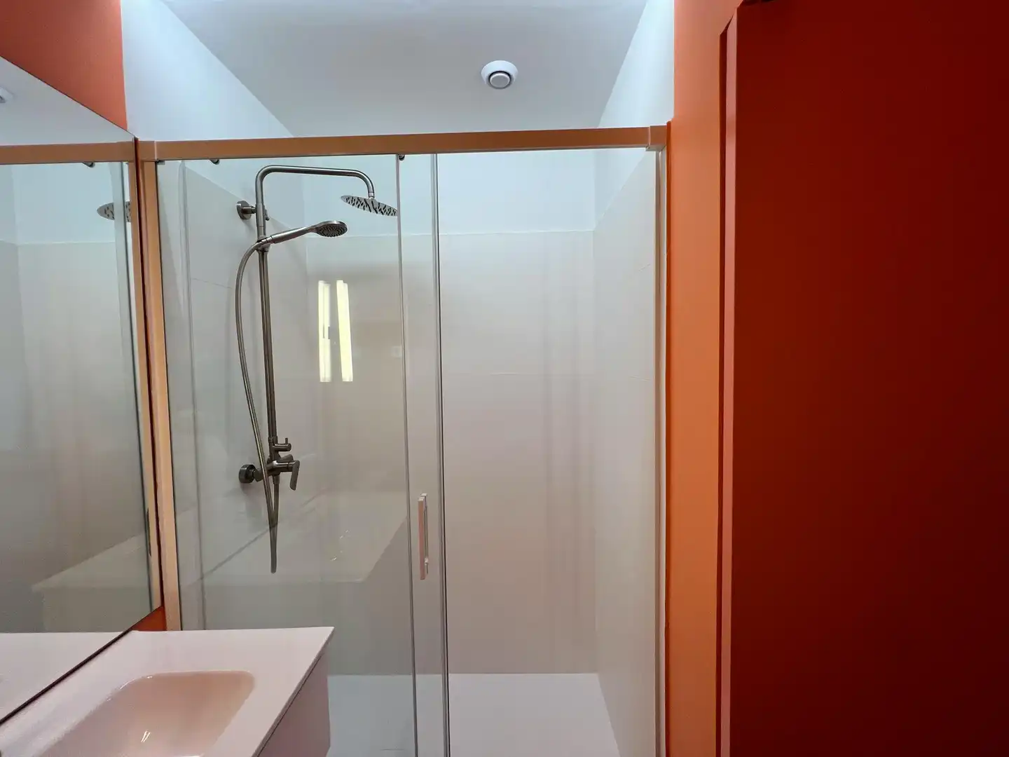 Baño de Piso para compartir en Madrid con Aire acondicionado, Calefacción y Jardín privado