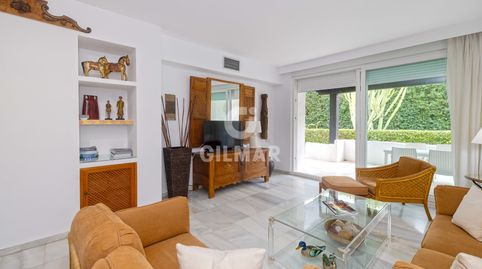 A tan solo 100 metros del mar, en una de las direcciones más codiciadas de Puerto Banús, se encuentra este exclusivo apartamento q, imatge 2