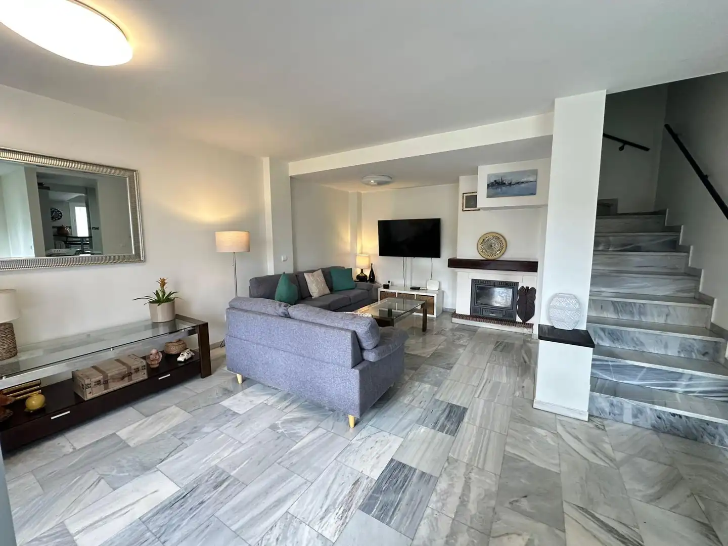 Wohnzimmer von Einfamilien-Reihenhaus zum Verkauf in Los Barrios mit Klimaanlage, Heizung und Privatgarten