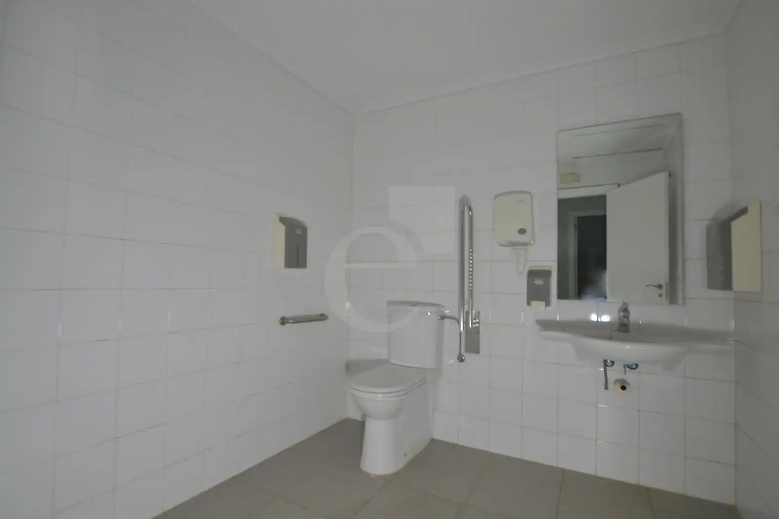 Baño de Oficina de alquiler en Picanya con Aire acondicionado, Calefacción y Terraza