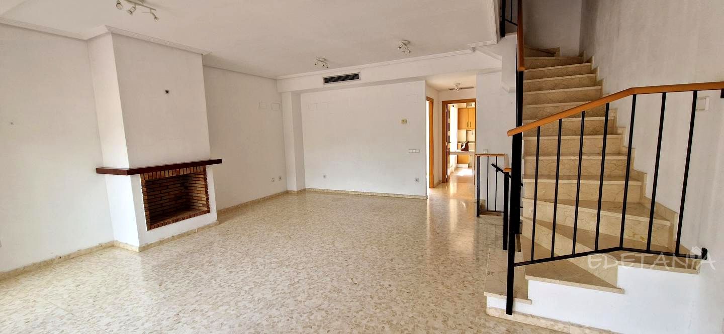 Wohnzimmer von Einfamilien-Reihenhaus miete in Moncada mit Klimaanlage, Heizung und Privatgarten