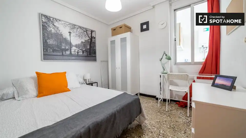 Habitación de Piso de alquiler en Valencia con Aire acondicionado, Calefacción y Amueblado