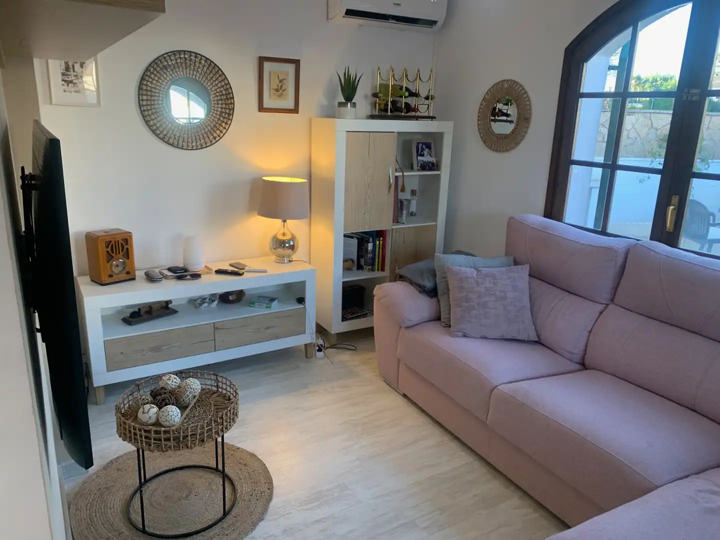 Wohnzimmer von Einfamilien-Reihenhaus zum Verkauf in Torredembarra mit Klimaanlage, Heizung und Privatgarten