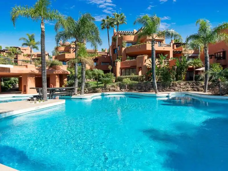 Vista exterior de Àtic de lloguer en Marbella amb Calefacció, Terrassa i Traster