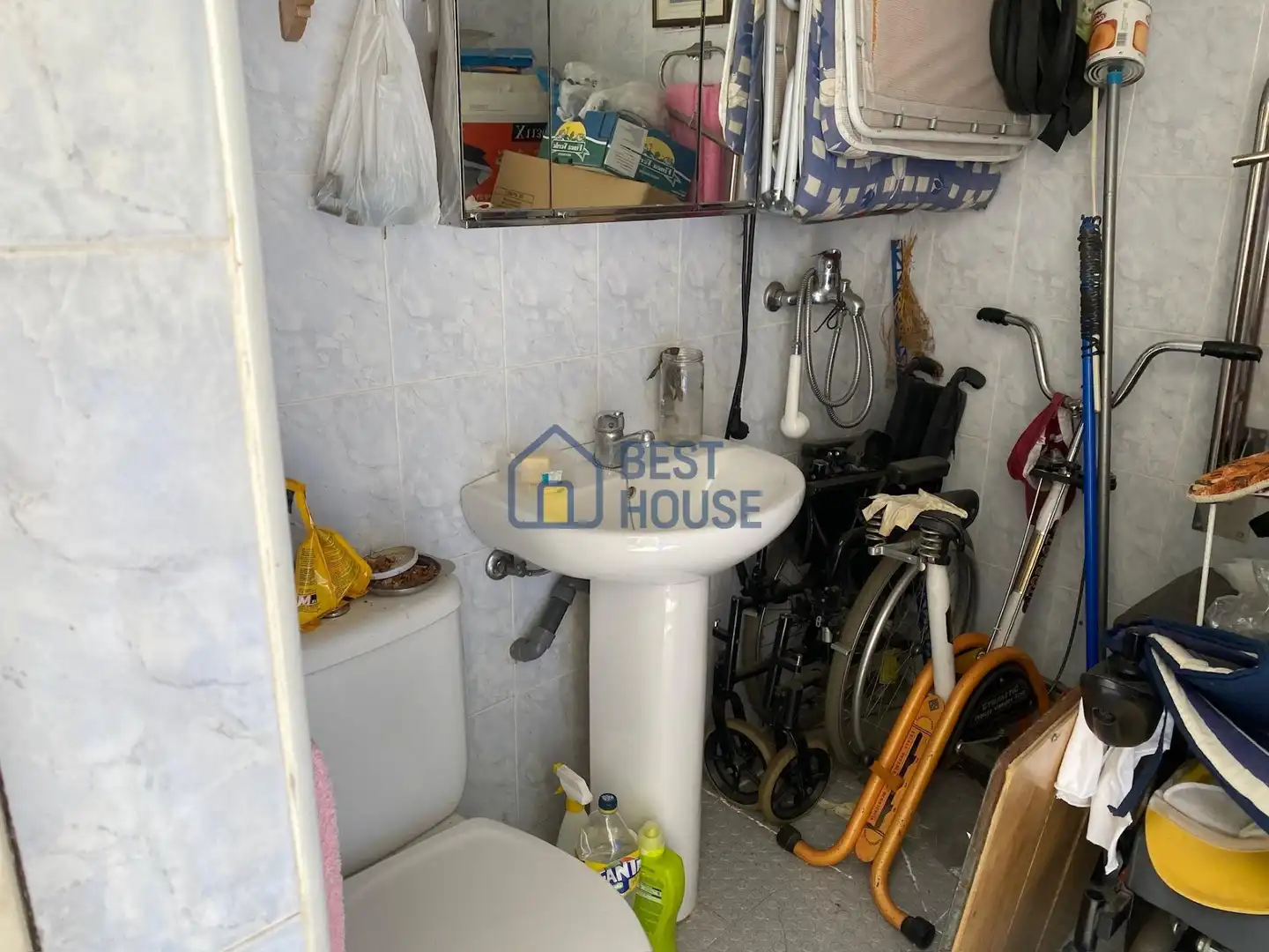 Bany de Casa o xalet en venda en León Capital  amb Jardí privat, Traster i Alarma