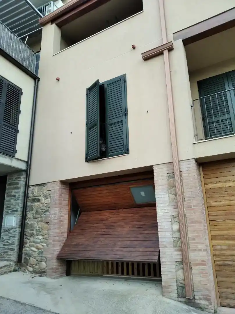 Vista exterior de Casa adosada en venda en Rabós amb Balcó