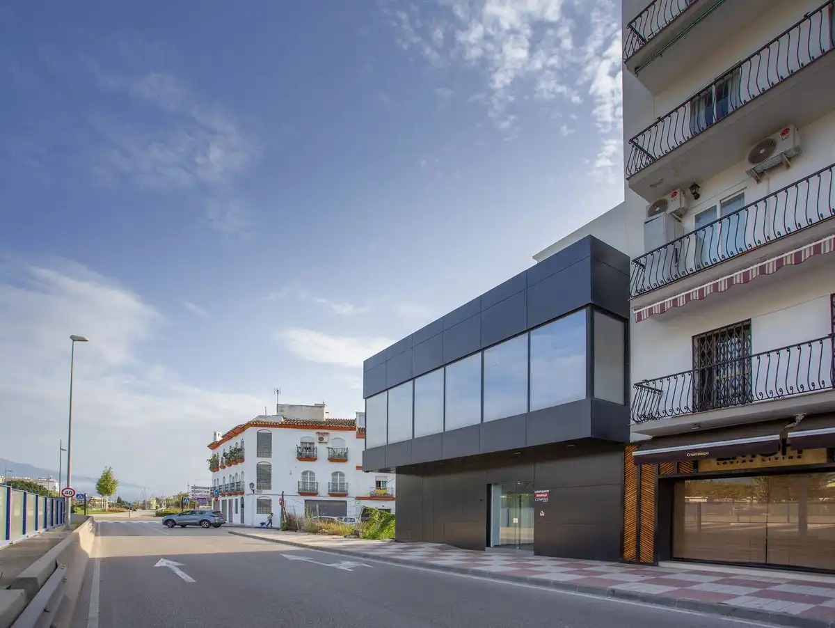 Vista exterior de Edificio en venta en Marbella con Alarma