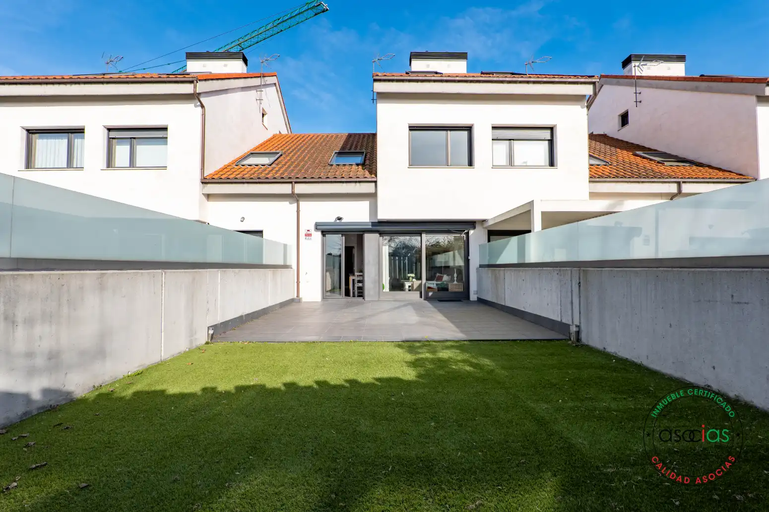 Außenansicht von Einfamilien-Reihenhaus zum Verkauf in Gijón  mit Heizung