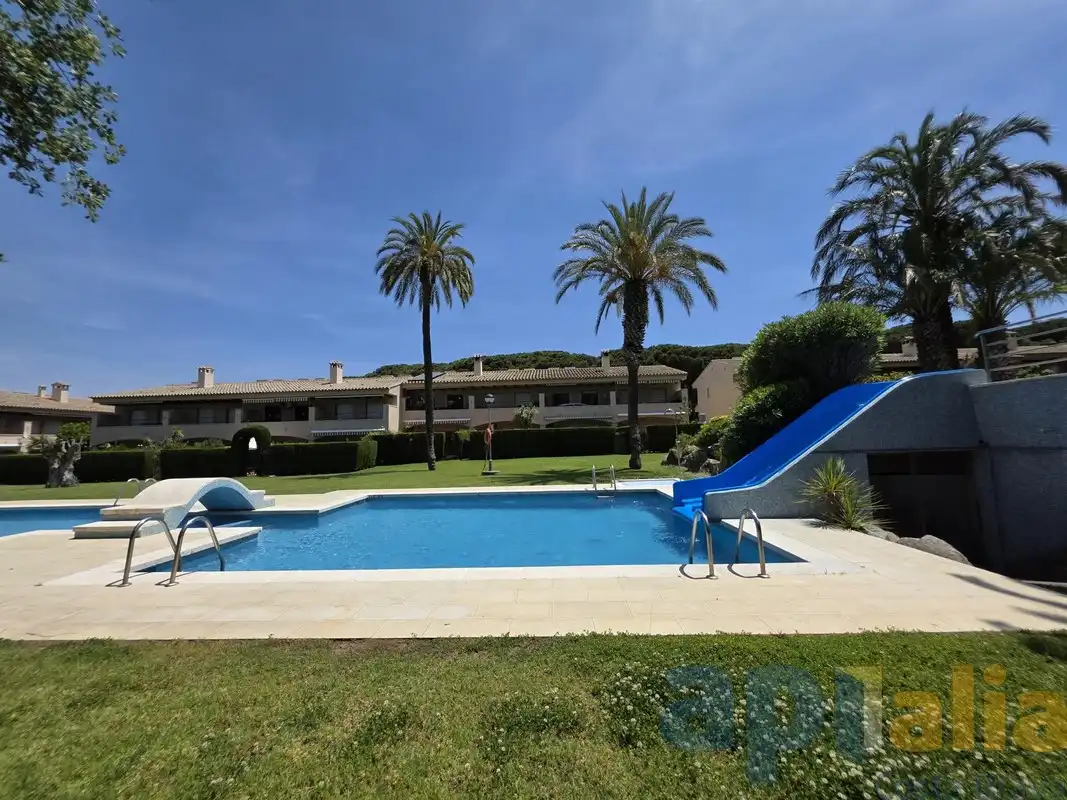 Piscina de Casa adosada en venta en Castell d'Aro, Platja d'Aro i s'Agaró con Calefacción, Jardín privado y Piscina comunitaria