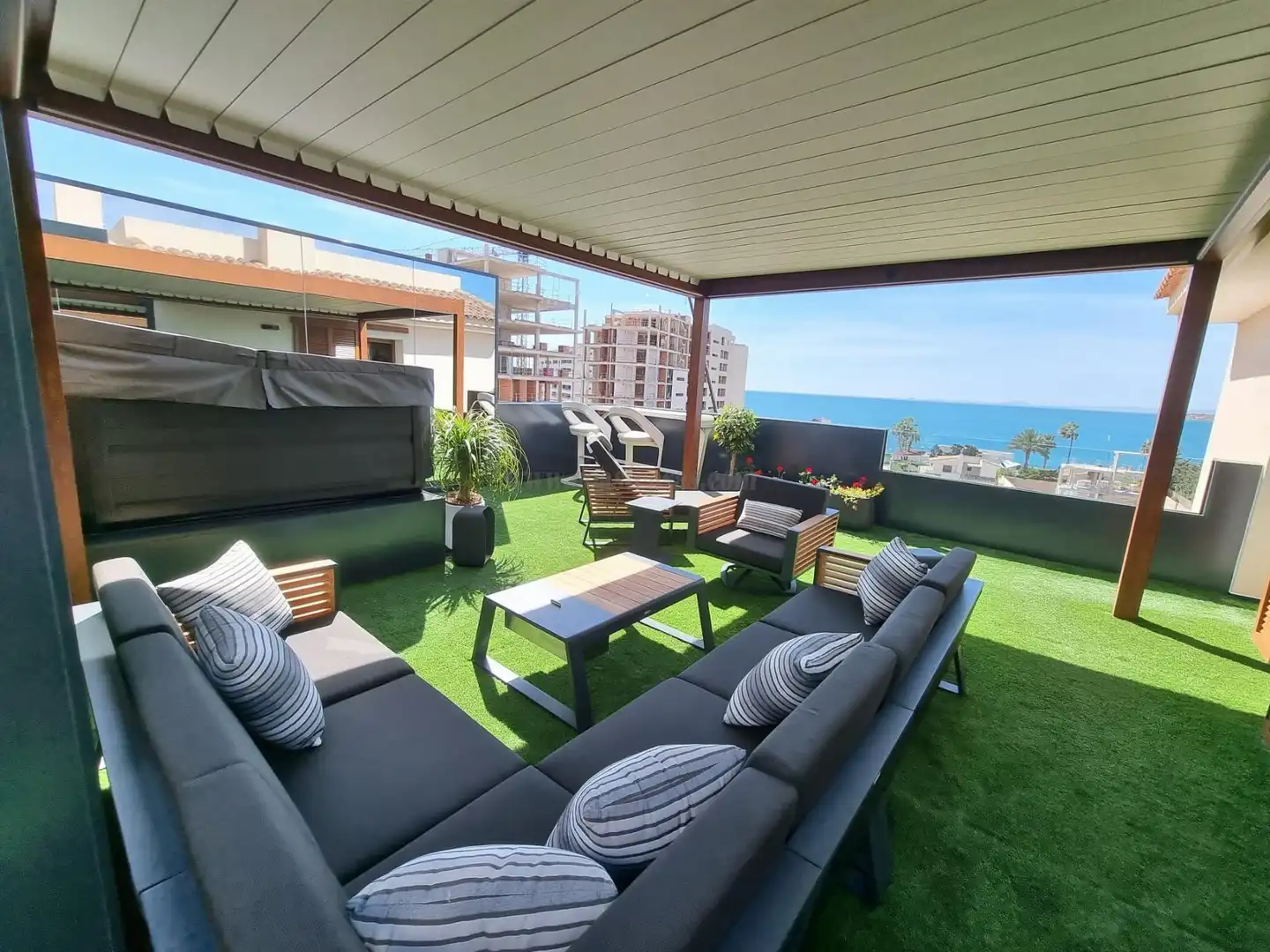Terrasse von Wohnungen zum Verkauf in Torrevieja mit Klimaanlage, Heizung und Abstellraum