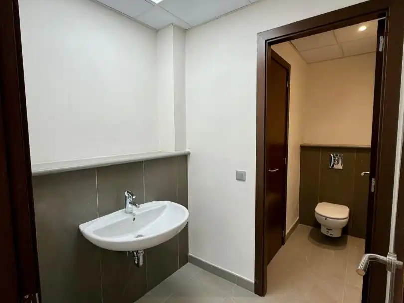 Baño de Local de alquiler en  Palma de Mallorca con Aire acondicionado, Calefacción y Parquet