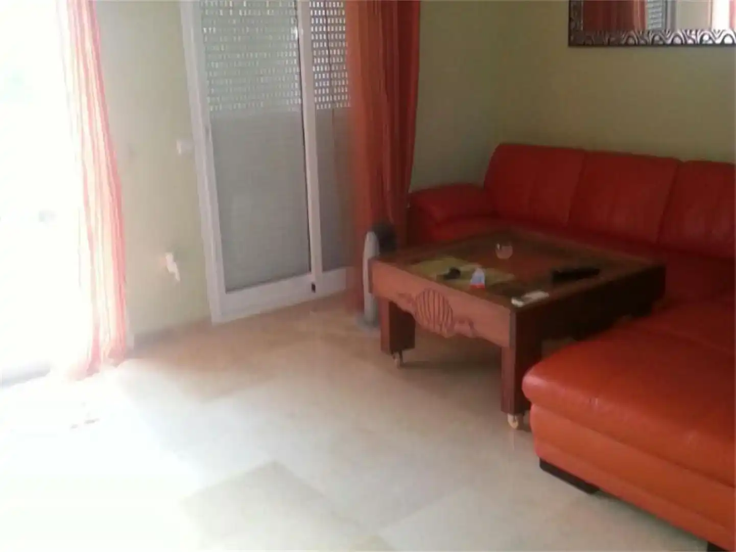 Sala d'estar de Casa adosada en venda en Marbella amb Aire condicionat, Jardí privat i Parquet