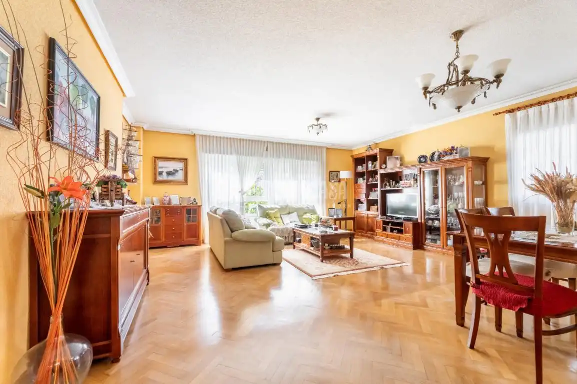 Sala de estar de Casa adosada en venta en Torrelodones con Calefacción, Jardín privado y Terraza