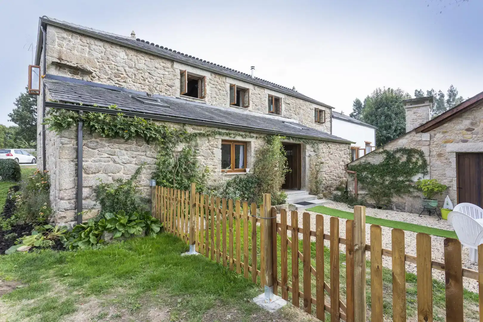 Außenansicht von Country house zur Miete in Friol mit Privatgarten, Abstellraum und Möbliert