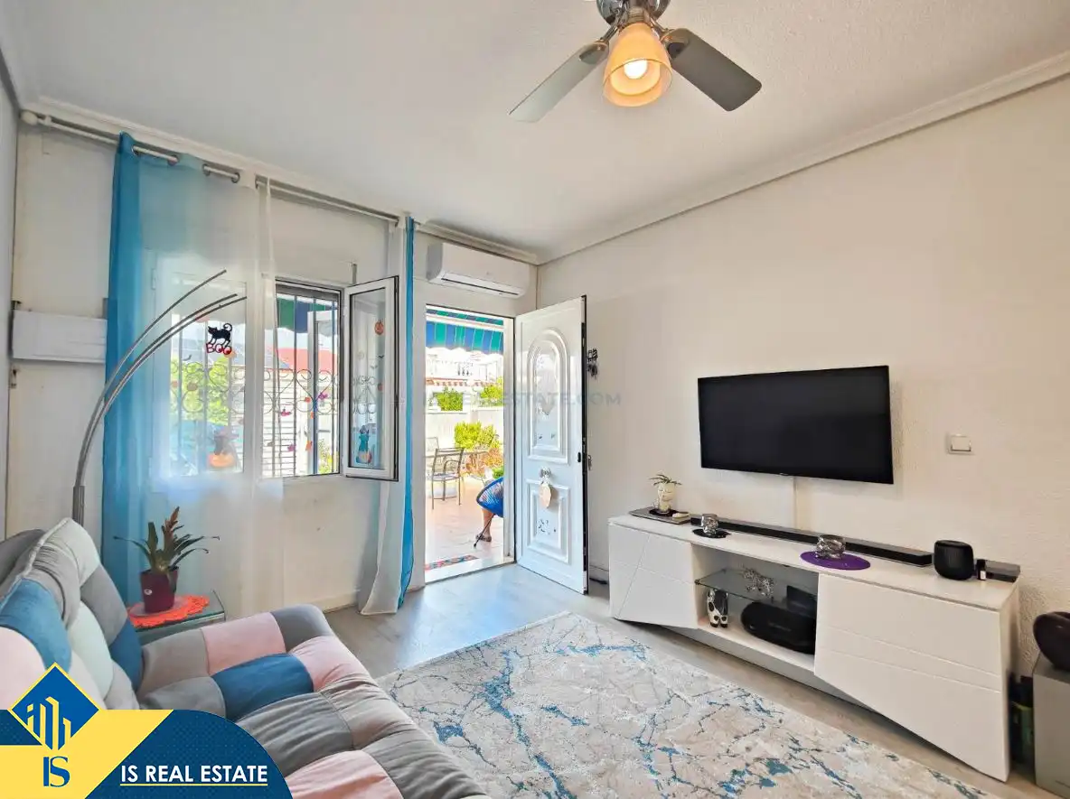 Sala de estar de Casa adosada en venta en Torrevieja con Aire acondicionado, Calefacción y Jardín privado
