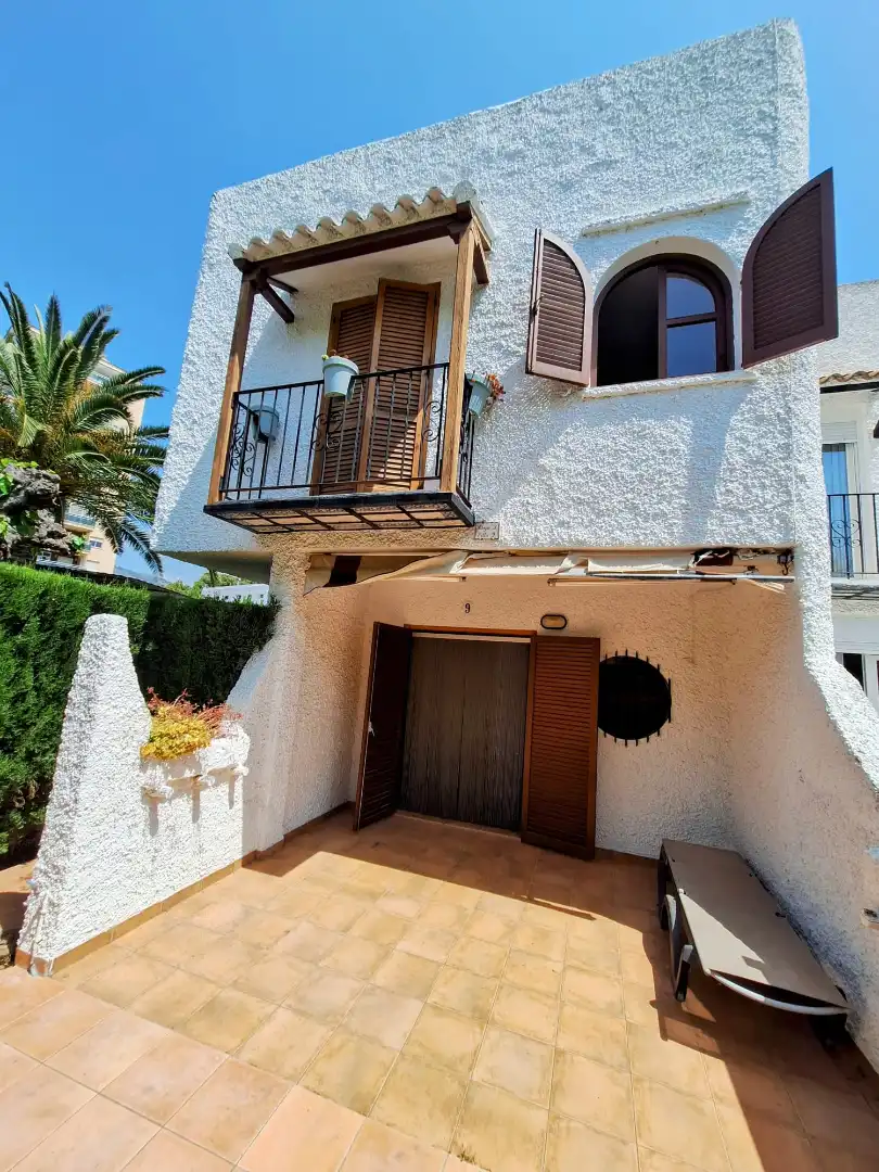 Vista exterior de Casa adosada en venta en Benicasim / Benicàssim con Terraza, Amueblado y Balcón
