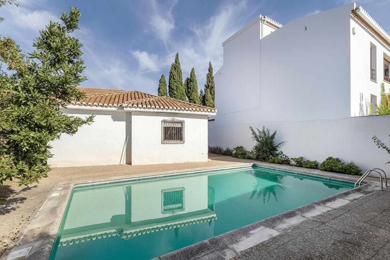 Piscina de Casa o xalet en venda en  Granada Capital amb Calefacció, Jardí privat i Terrassa