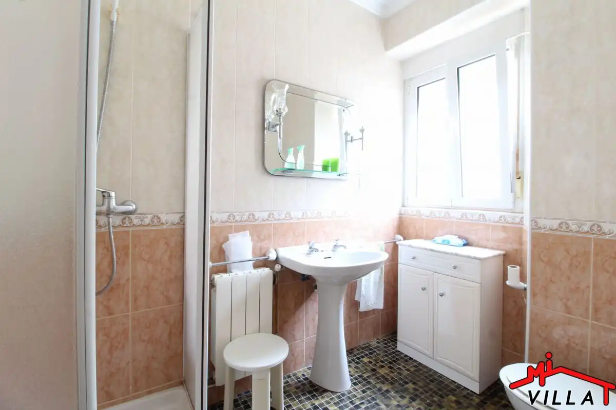 Baño de Casa o chalet en venta en Laredo con Calefacción, Terraza y Amueblado